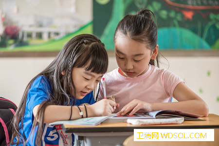 宝宝多大学翻身_俯卧-襁褓-宝宝-孩子-