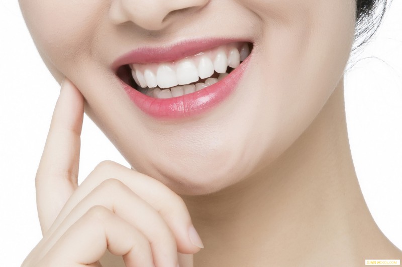 牙龈痛一定是牙齿有问题?告诉你牙龈痛的8种原_长牙-唾液腺-智齿-牙龈-