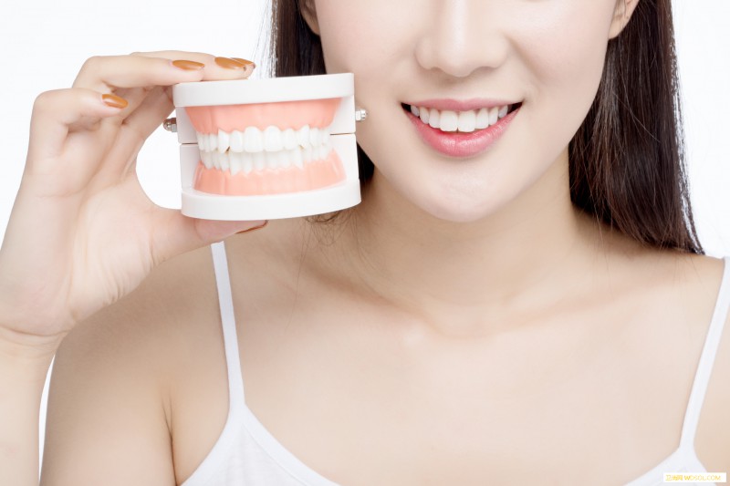 你每天到底花多少时间刷牙?难怪牙周病会找上你_牙刷-刷牙-牙齿-牙垢-