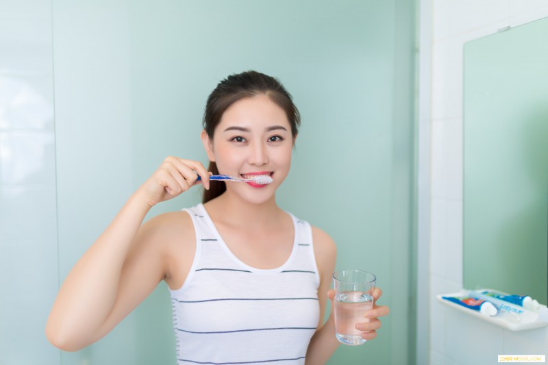 刷牙有步骤!这样做清除95%以上牙垢_牙垢-臼齿-唾液-刷牙-
