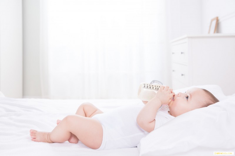 家长该如何应对宝宝吐奶的问题_奶水-胃部-肠道-该如何-