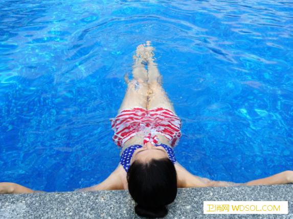 小孩学游泳如何预防中耳炎儿童游泳怎么避免得_耵聍-泳帽-游泳-耳屎-