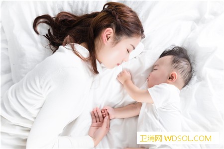 冬季宝宝穿几件衣服睡觉合适小孩晚上睡觉穿多_睡袋-无袖-睡衣-薄被-