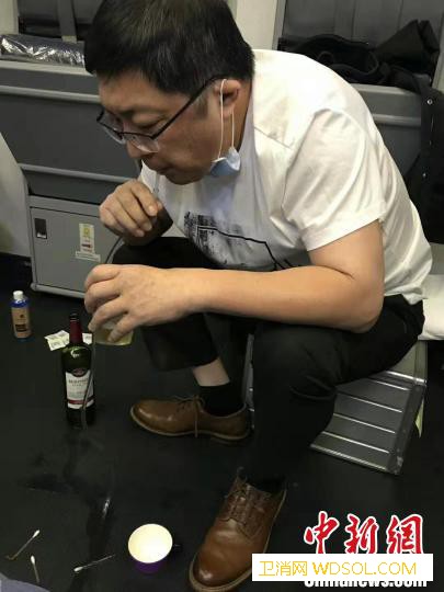 万米高空老人突发疾病广州医生吸尿救人_乘务-尿液-广州-老人