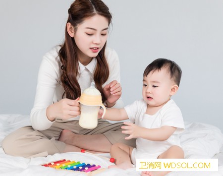 婴儿米粉怎么冲米粉冲泡先放水还是米粉_冲泡-勺子-米粉-蛋白质-
