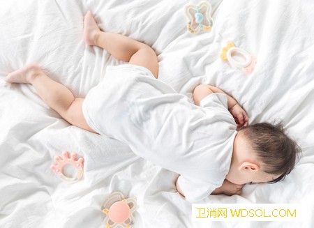 婴儿睡觉要不要穿袜子_穿上-袜子-睡觉时-身体-