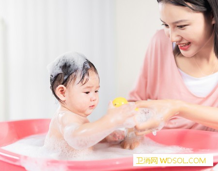 婴幼儿洗澡的正确方法_洗澡盆-头部-洗澡-妈妈-