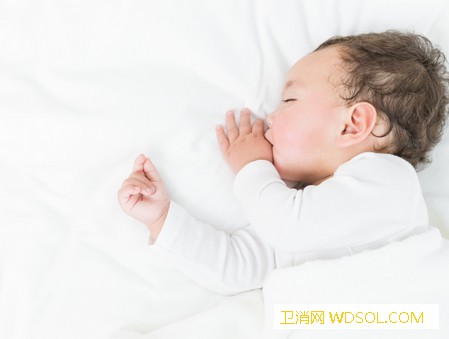 婴儿睡觉要不要开夜灯_长时间-喂奶-睡眠-婴儿-