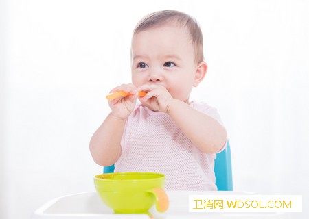 如何让宝宝爱上自己吃饭_糊状-咀嚼-手指-食物-
