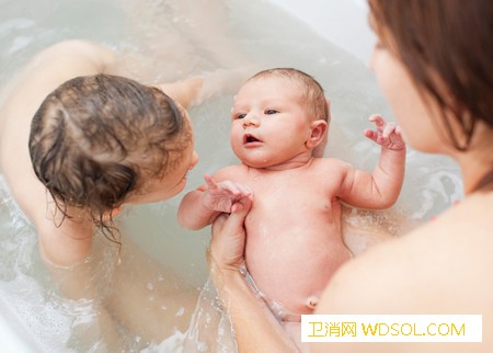 宝宝洗澡要注意哪些方面_囟门-用力-鼻子-耳朵-