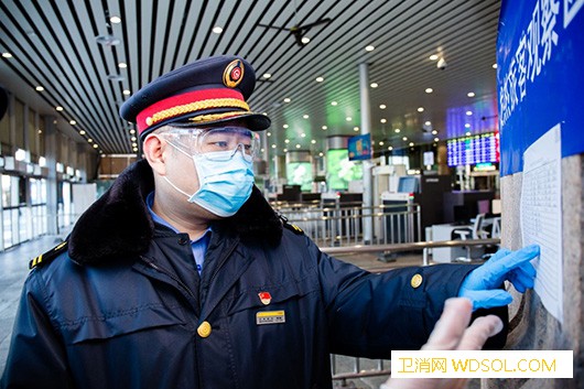 首都火车站的“看门人”：为阻断疫情传播筑起安_北京西站-疫情-备胎-旅客