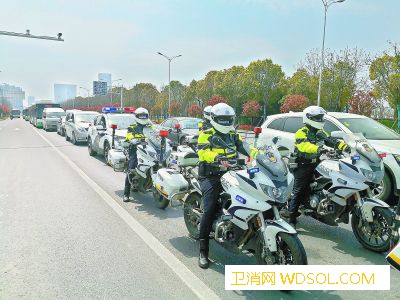 武汉交警最高礼遇护航援汉医疗队返程_医疗队-返程-武汉-敬礼