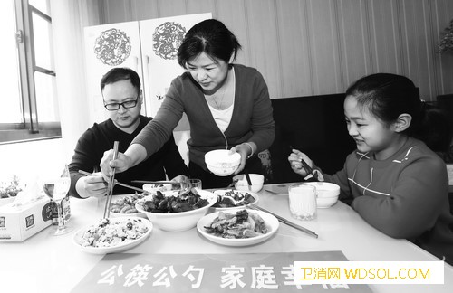 使用公筷公勺从家庭做起_淮北市-分餐-野味-妇联
