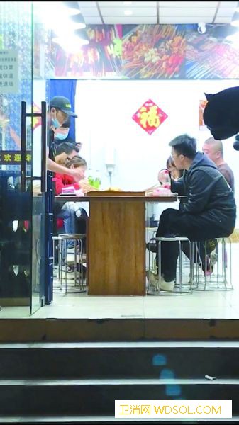 食客先别急着围桌吃麻辣烫_铁锅-食客-麻辣烫-餐桌