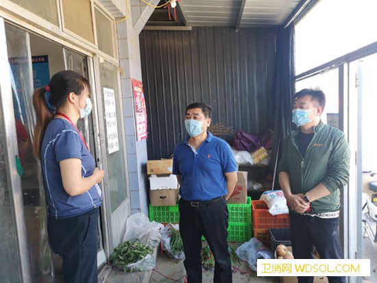 争分夺秒落实防控措施昌平全面开展“敲门行动”_测温-排查-卡口-争分夺秒 ()